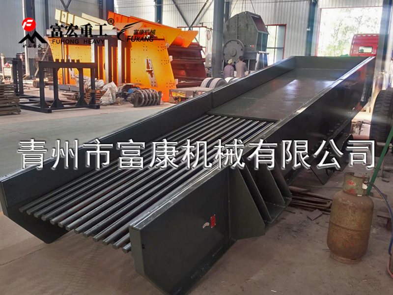 振動(dòng)給料機(jī)又稱振動(dòng)喂料機(jī)，振動(dòng)給料機(jī)在生產(chǎn)流程中，可把塊狀、顆粒狀物料從貯料倉中均勻、定時(shí)、連續(xù)地給到受料裝置中去，在砂石生產(chǎn)線中可為破碎機(jī)械連續(xù)均勻地喂料，并對物料進(jìn)行粗篩分，廣泛用于冶金、煤礦、選礦、建材、化工、磨料等行業(yè)的破碎、篩分聯(lián)合設(shè)備中。