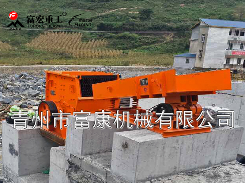 振動(dòng)給料機(jī)又稱振動(dòng)喂料機(jī)，振動(dòng)給料機(jī)在生產(chǎn)流程中，可把塊狀、顆粒狀物料從貯料倉中均勻、定時(shí)、連續(xù)地給到受料裝置中去，在砂石生產(chǎn)線中可為破碎機(jī)械連續(xù)均勻地喂料，并對物料進(jìn)行粗篩分，廣泛用于冶金、煤礦、選礦、建材、化工、磨料等行業(yè)的破碎、篩分聯(lián)合設(shè)備中。